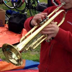 met trompet op koningsdag 2015